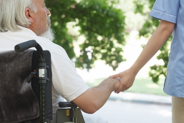 高齢者の体に触れることが多い介護職は、感染するリスク、させるリスクが高いため、神経を使う（フリー画像）