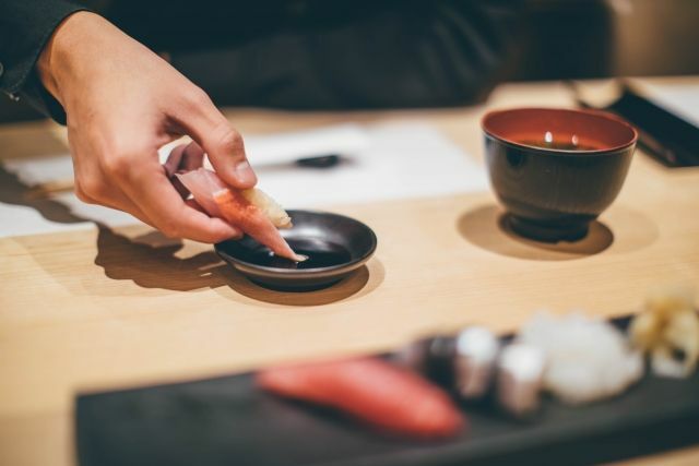 津金澤さんは、寿司やファストフードのフライドポテトなど、外食時に手を使って食べるものを具体的に挙げ、「それは今はやめておこう」と伝えているという（フリー画像）