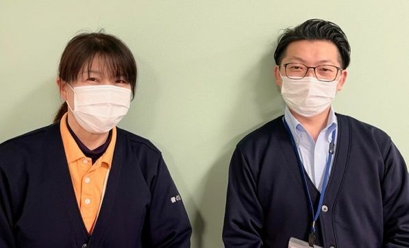 入所介護課課長・藤谷敬一郎さん(右)と入所介護課相談係長・岡田知恵さん。感染予防を推進する立場のお二人は、写真もマスク着用で（写真は「菅の里」提供）