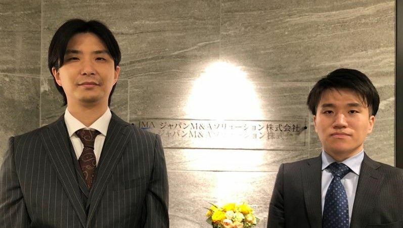 ステップのM&Aを担当した、ジャパンM&Aソリューション第一営業部副部長で行政書士の柴田桂介さん(左)と妹尾一弥さん(画像はJMA提供)