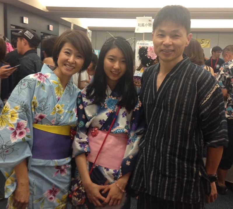 学校イベントで家族揃って浴衣＆甚平に。左が妻の奈美枝さん。