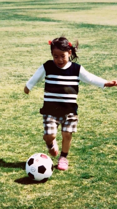 ４歳からサッカーを始める。男の子に混ざりプレーしていた。