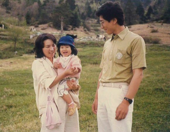 母・久美子さん（左）に抱かれる幼少の頃の浅川さん。見守るのは父・武彦さん。（写真＝浅川さん提供）