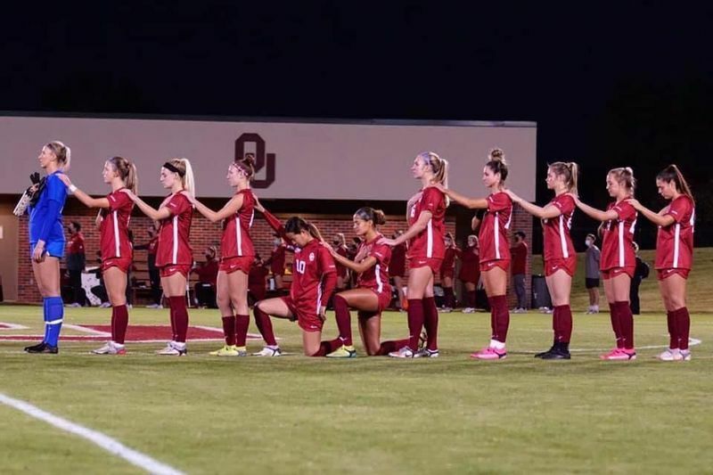 オクラホマ大女子サッカー部では試合前の国歌斉唱で膝をつく経験も（写真＝黒崎さん提供）