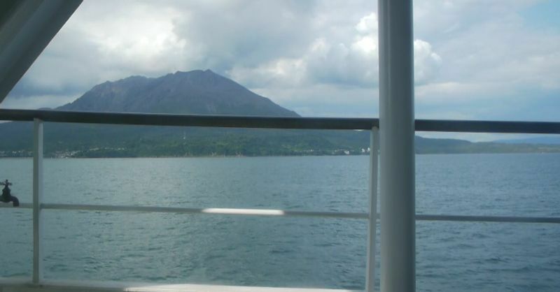 [写真]「南海うどん」横の窓から眺める桜島 （撮影：筆者）