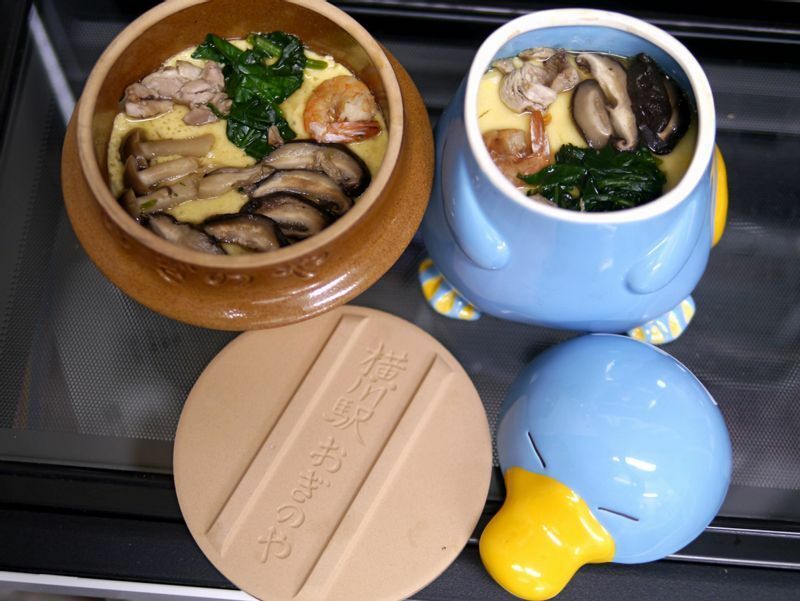 「峠の釜めし」容器と西明石駅弁「イコちゃん弁当」で茶碗蒸し。後者はコレクターズアイテムとしてかなり高値がついている