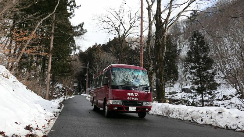 法師温泉に向けて雪の中を進むみなかみ町営バス