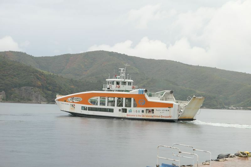 隠岐諸島・島前3島を結ぶ「隠岐観光」のフェリー。高速艇も含めて1回300円で乗船できる