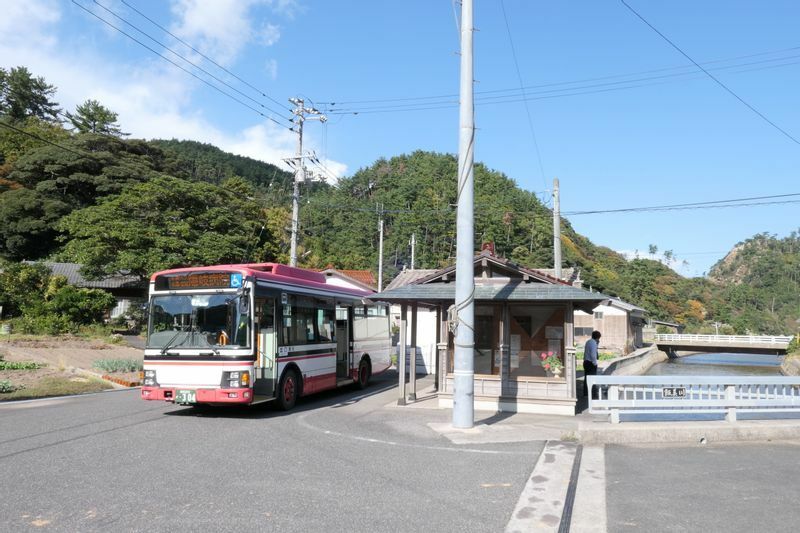 隠岐一畑交通・布施線の終点・飯美バス停。待合所の周辺には商店街1軒と、廃校となった小学校と神社がある