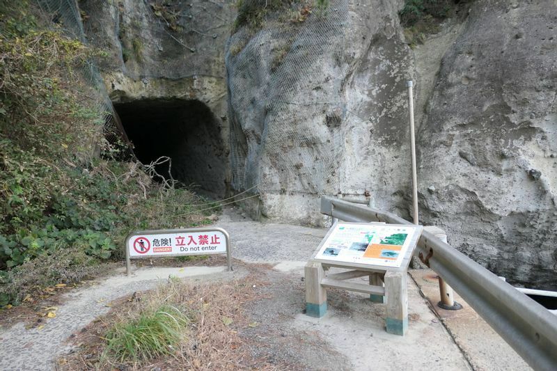 旧・福浦トンネルの入口。海側には岩礁を回り込む歩道もあるが通り抜けできない