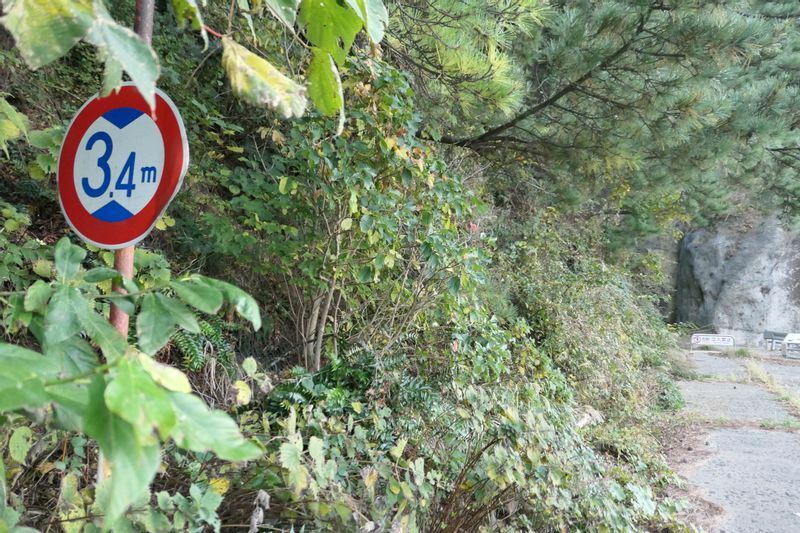 福浦トンネルの手前には県道時代の道路標識やすれ違いの待機場跡などが残る