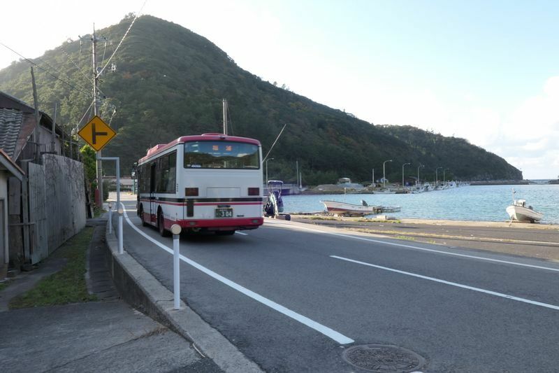 終点・福浦で乗客を降ろして転回場へ向かう福浦線のバス。写真奥にはローソク島遊覧船の乗り場も見える