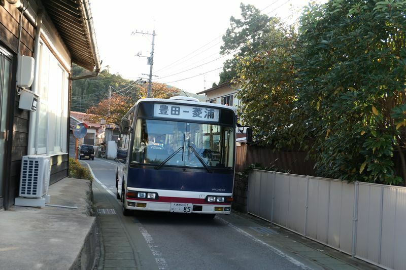 海士地区の住宅街を抜ける隠岐海士交通のバス