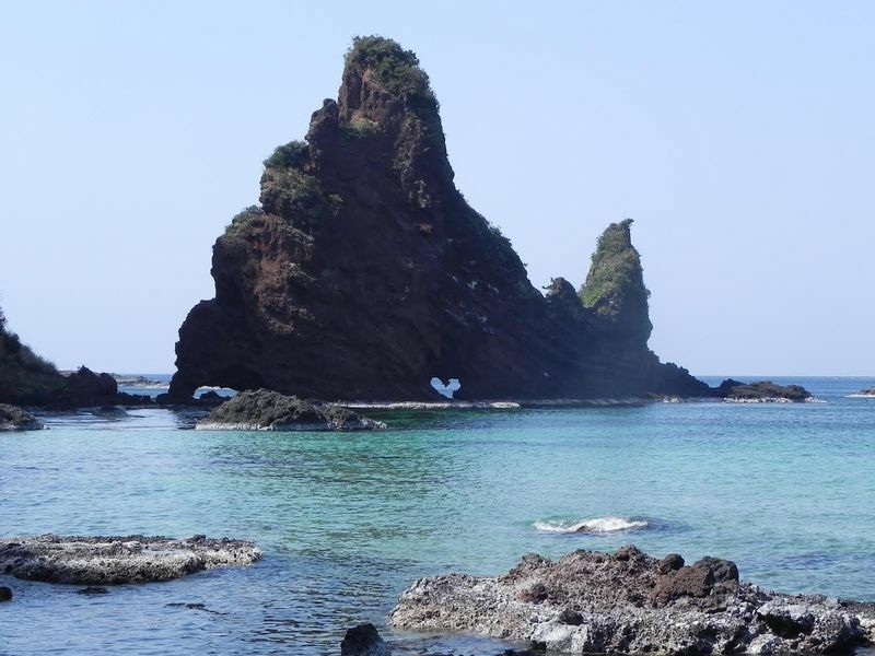 明屋海岸はハート型の洞窟がある「ハート岩」でも知られている