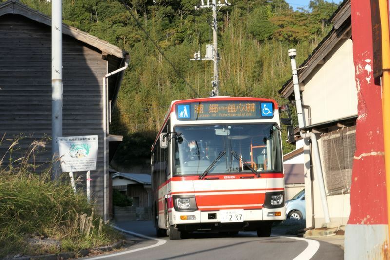 浦郷地区の旧道を走行するバス。バイパスはこの裏手をトンネルで抜ける