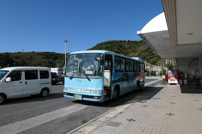 浦郷港で発車を待つ国賀海岸への定期観光バス