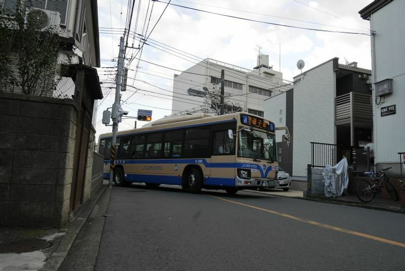 岡村中学校前交差点を右折するバス