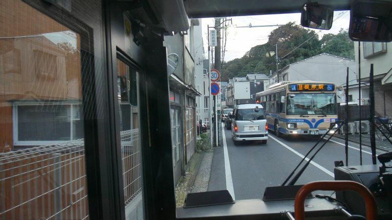 「四間道路」を走るバス