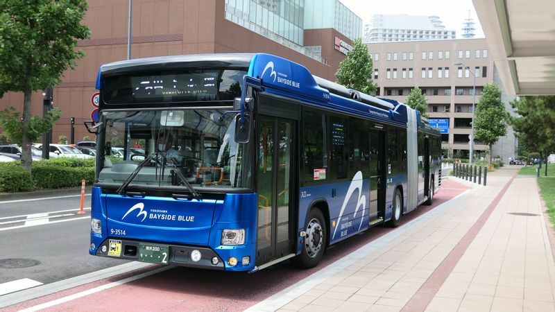 横浜市交通局が運行する連接バス「ベイサイドブルー」。旧・市街地の横浜駅〜山下ふ頭を結ぶ