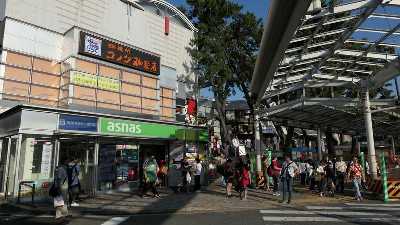 「阪神甲子園」バス停の前。写真中央の「アズナス」は「ローソン」に転換となり、今はない
