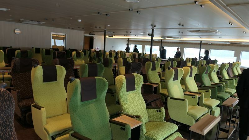 船首（船の進行方向）側にある「コンフォートリクライニング席」。高級寝具と同じ素材で、実際に寝豊島う招待客もいた