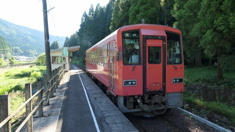 越美北線は九頭竜川に沿って福井平野に降りていく。下唯野駅にて