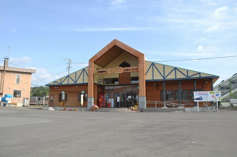 音威子府駅・交通ターミナル。駅そば「常盤軒」もこの駅舎内にあった