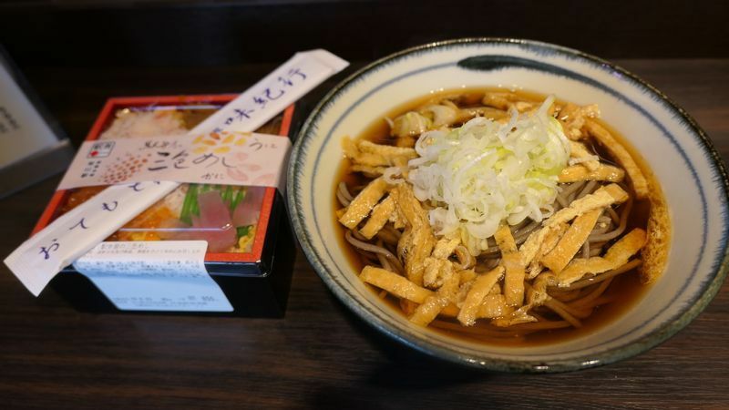 旭川駅の駅そば「JR旭川駅構内売店」きざみそば＋駅弁「三色めし」