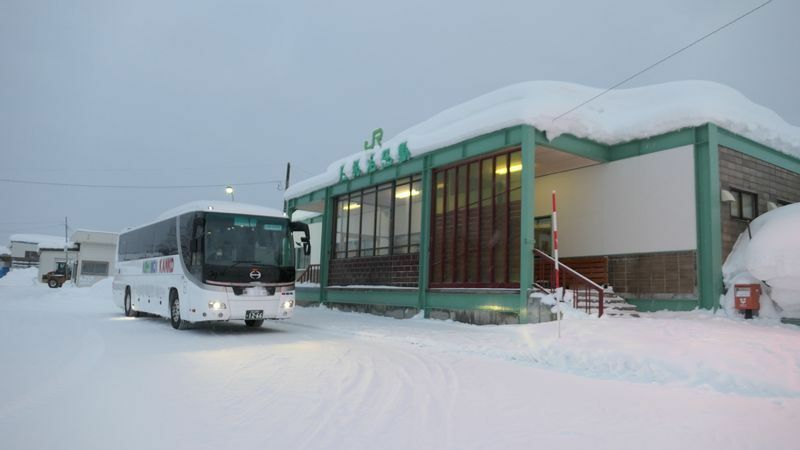石狩沼田駅に停車する「通学バス」