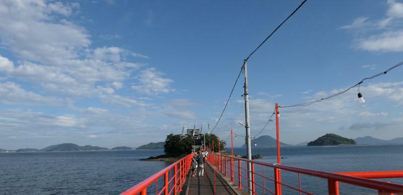 津嶋神社の本殿に向かう橋。8月の夏季大祭期間中以外は橋の床板が撤去されるため渡れない