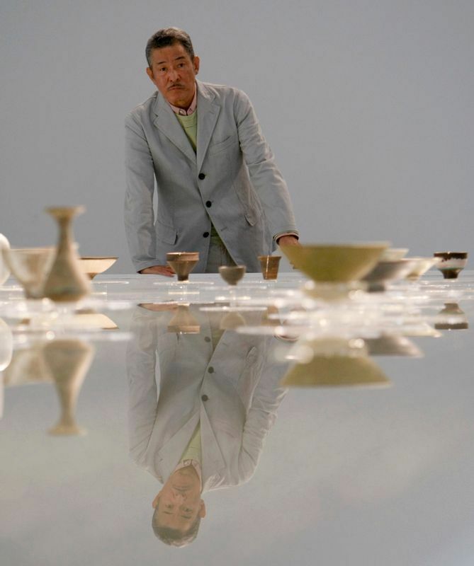 2009年に東京で開催された「U-Tsu-Wa」展で、オーストリアの陶芸家Lucie Rie作品とともにポーズする三宅一生氏