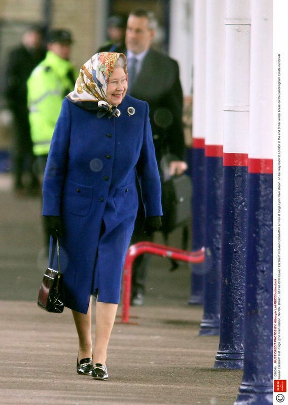 2010年英国ノーフォークのキングス・リン駅でのエリザベス女王