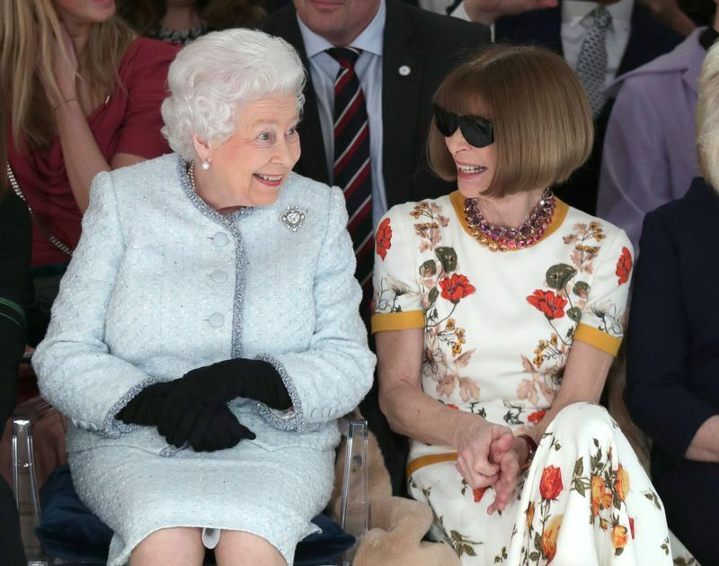 2018-19秋冬 ロンドンコレクション エリザベス女王がVogueアナ・ウィンター氏と一緒に鑑賞