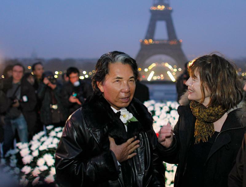 パリでの東日本大震災の追悼式典で高田賢三さんと並んだジェーン・バーキンさん