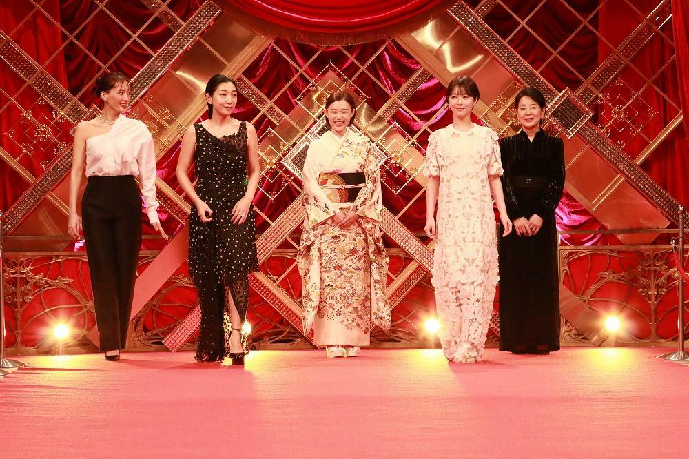 左から、綾瀬はるかさん、安藤サクラさん、杉咲花さん、浜辺美波さん、吉永小百合さん（©日本アカデミー賞協会）