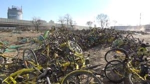 当局が回収し放置されたままの自転車の「墓場」。北京にて
