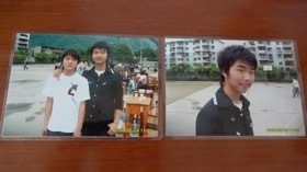 学校で死亡した息子長青君（黒いポロシャツ、享年１８歳）。撮影の日付は地震発生の３日前