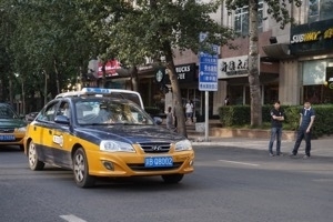 流しのタクシーがなかなかつかまらない（北京にて）