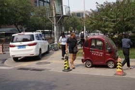 「歩道駐車」は当たり前（９月１１日北京にて筆者撮影）