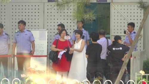 最高人民検察院を訪れた李文足（右）。李と行動を共にするのは、やはり拘束された弁護士の妻・王峭嶺（2017年８月北京にて）