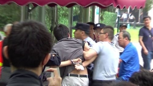 取材を妨害され手錠をかけられた香港メディアのカメラマン（今年5月北京にて）