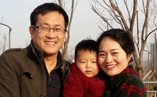 行方不明になっている王全璋弁護士。息子と妻・李文足と一緒に写った数少ない家族写真
