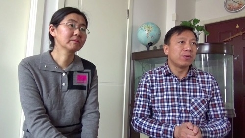 王宇と包龍軍。息子が留学に向かう日に拘束された（2017年12月　北京）