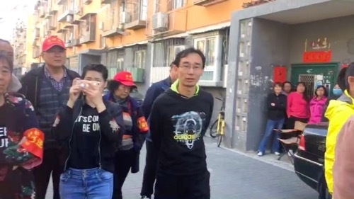 李文足の自宅に通じる入り口を塞ぐ群衆（今年4月　北京）