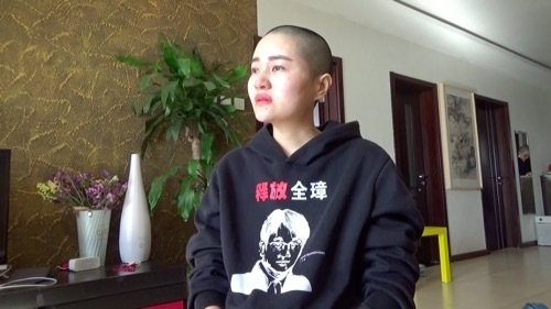 李文足は夫の釈放を求めるパーカーを身につけて、取材に応じた（2019年1月28日北京にて撮影）