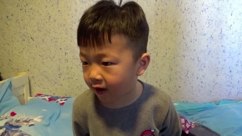 「家でパパが戻ってくるのを待ちたい」と話す６歳の息子（2019年1月28日北京にて撮影）
