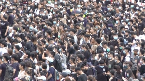 中国の司法制度に不信感を抱く香港の若者たちがデモに参加した（2019年6月17日　香港）