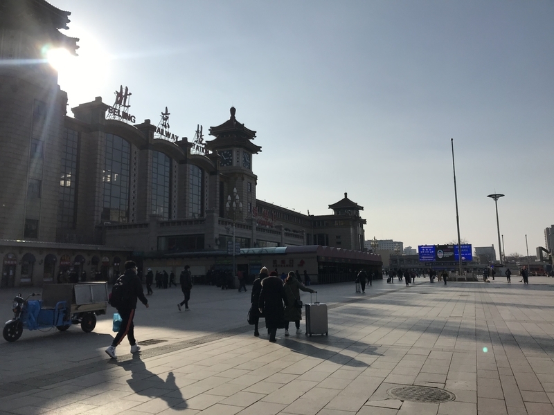 北京では多くの会社がまだ「休業」状態（2020年2月3日北京駅）