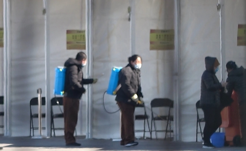 空港に設けられた仮設テントでは消毒が進められていた（2020年3月10日北京）