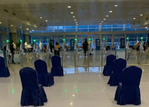 臨時「受付所」が設置されたコンベンション施設の中の様子（2020年3月12日北京：関係者提供）